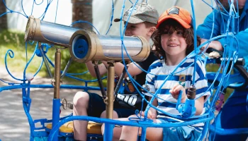 enfants-assis-sur-machine-roulante