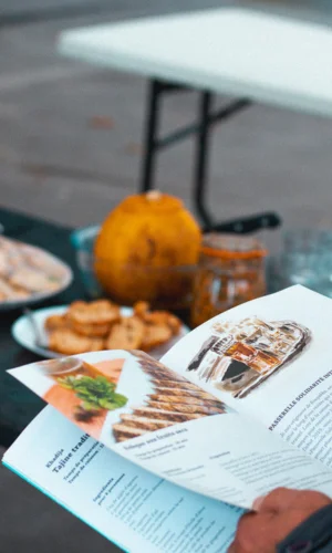 Personne en train de lire le livre de recette Quartier Libre
