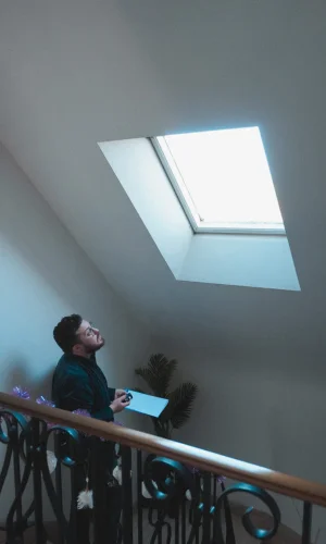 Vérification de l'état d'un velux par un conseiller France Rénov' d'ALOEN lors d'une visite à domicile