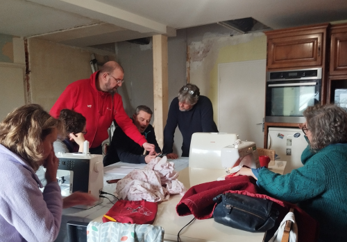 Photo du groupe en pleine confection d'une marmite norvégienne