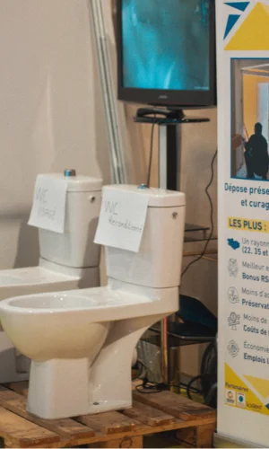 Photo de toilettes reconditionnées lors du salon de l'habitat 2025