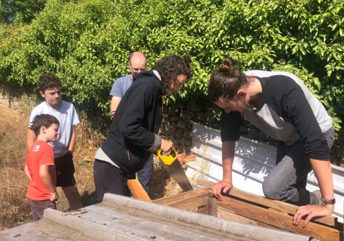 Des bénévoles du low-tech lab Lorient-Kermperle sur un chantier construction d'un cuiseur solaire